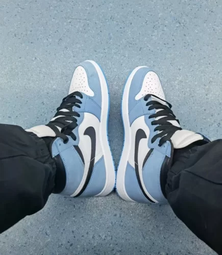 Air Jordan 1 Retro High OG 'University Blue' photo review