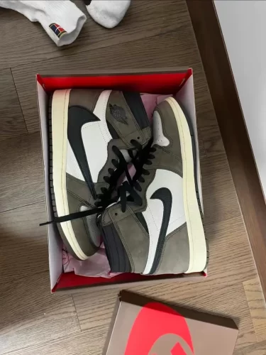 Travis Scott x Air Jordan 1 Retro High OG 'Mocha' photo review