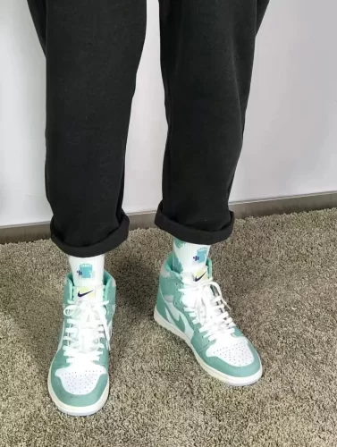 Air Jordan 1 Retro High OG 'Turbo Green' photo review