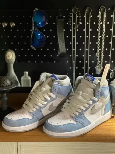 Air Jordan 1 Retro High OG 'Hyper Royal' photo review