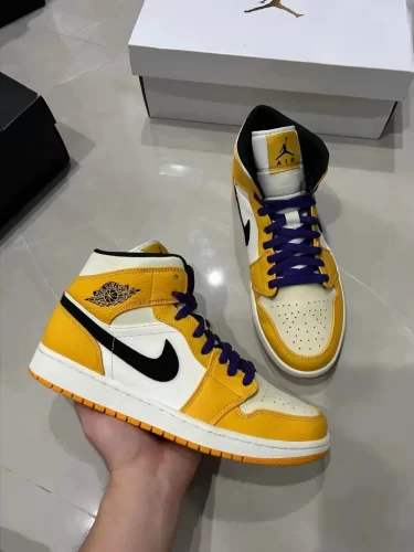 Air Jordan 1 Mid 'Lakers' photo review