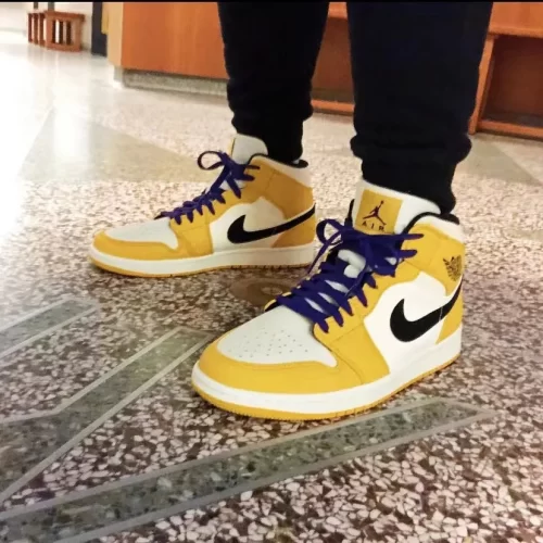 Air Jordan 1 Mid 'Lakers' photo review